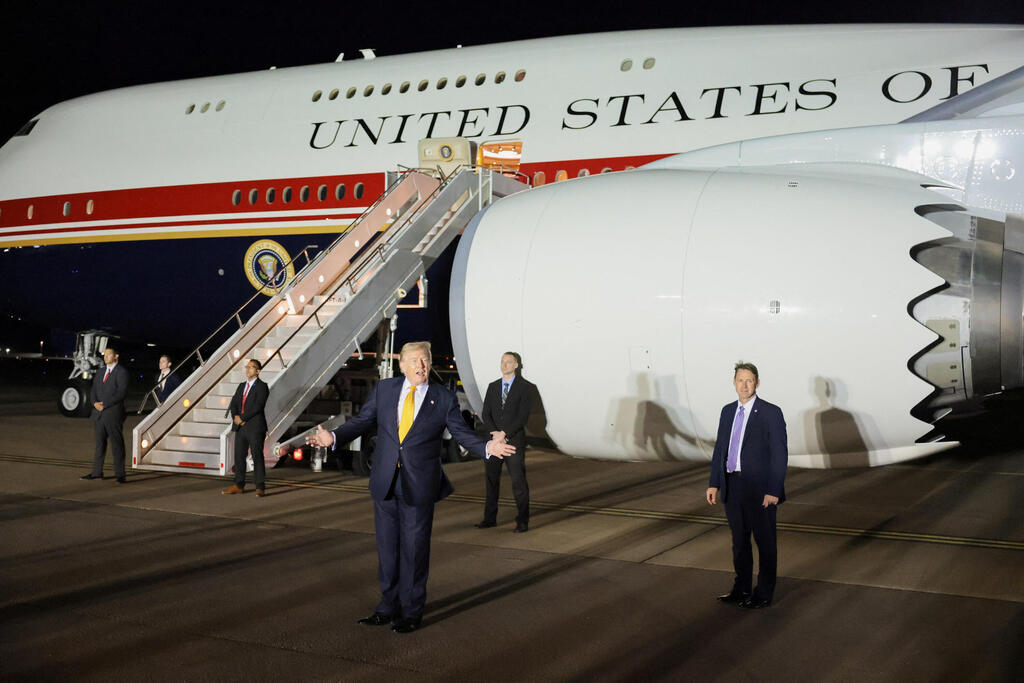 Trump switches planes after landing in England (Photo: REUTERS/Jonathan Ernst) נשיא ארה"ב דונלד טראמפ עובר לאייר פורס 1 החדש