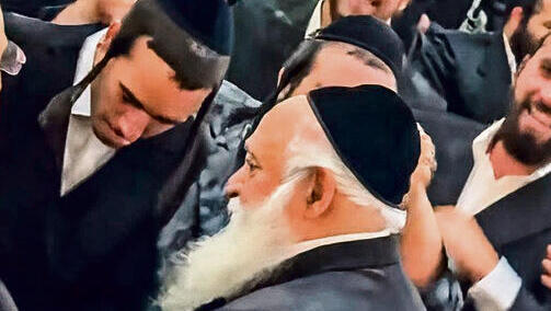 חתונת אחיינו של גולדקנופף. טענת התרומה בתפילה פשוט מתפוררת