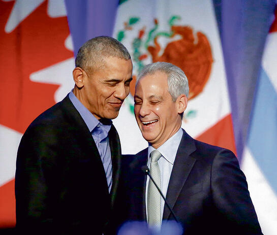 Barack Obama and Emanuel (Photo: Charles Rex Arbogast/AP) מאחורי הגב של הנשיא. עם אובמה