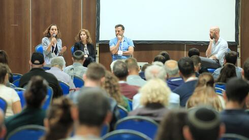 פאנל בנושא קיבוע פחמן - מנחה: ד"ר אבנר גרוס, אוניברסיטת בן-גוריון בנגב. משתתפים: רם עמר, מייסד ומנכ"ל Rewind.Earth ; מאיה יעקבס, מייסדת-שותפה ומנכ"לית של עמותת Climate Net-Networking to Net Zero ; רונה גל עזר, מומחית לשוקי פחמן: פיתוח פרויקטים ואסטרטגיה