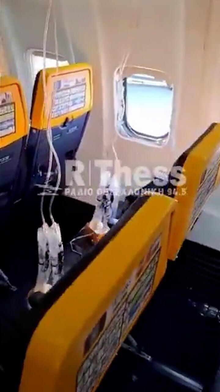 The shattered window and tthe fallen oxygen masks מטוס ריאנאייר שבו התנתק חלון במהלך טיסה