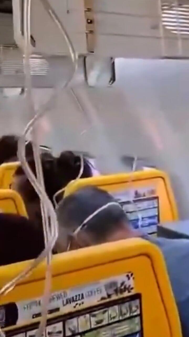 'For a moment I thought someone had accidentally opened the emergency door' מטוס ריאנאייר שבו התנתק חלון במהלך טיסה