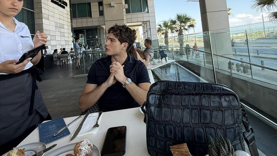 Clavicular in Tel Aviv (Photo: Instagram) כוכב הרשת בריידן פיטרס המכונה ברשתות "קלוויקולר" במסעדה בתל אביב