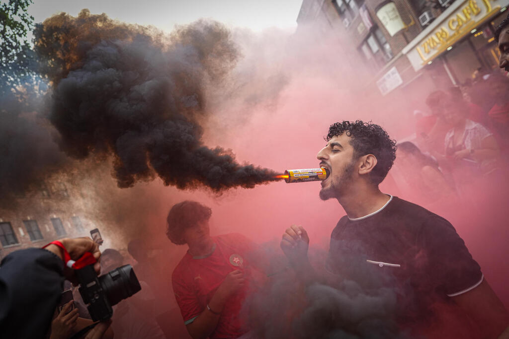 In New York, Moroccan fans also took to the streets tonight after the loss (Photo: AP Photo/Ryan Murphy) מהומות בניו יורק של אוהדי קבוצת הכדורגל של מרוקו לאחר שהפסידו לצרפת