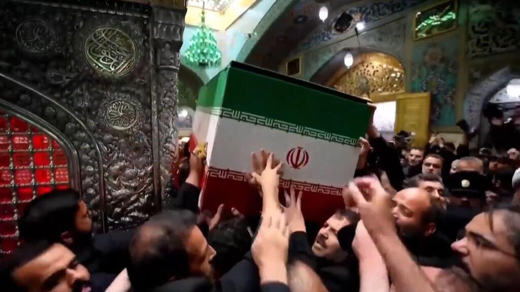 Khamenei’s funeral ceremony (Photo: Reuters) שם הסרט: המונים נוגעים בארון: תיעוד מטקס קבורת חמינאי במקדש האימאם רזא במשהד