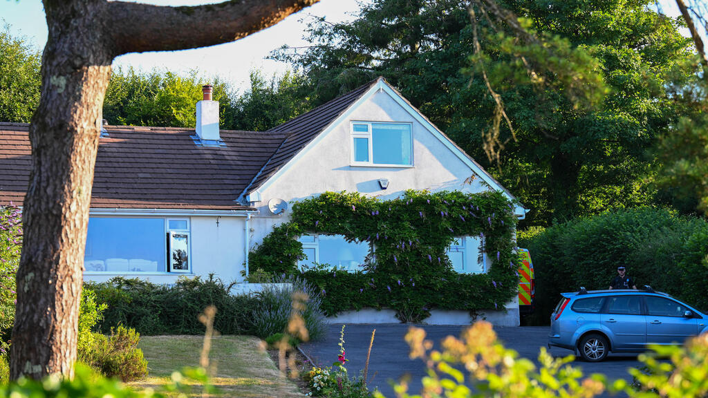 Widdecombe’s home in Haytor, where ‘new information’ has raised suspicions of terrorism (Photo: Finnbarr Webster/Getty Images) כוחות משטרה ליד ביתה של אן ווידקומב