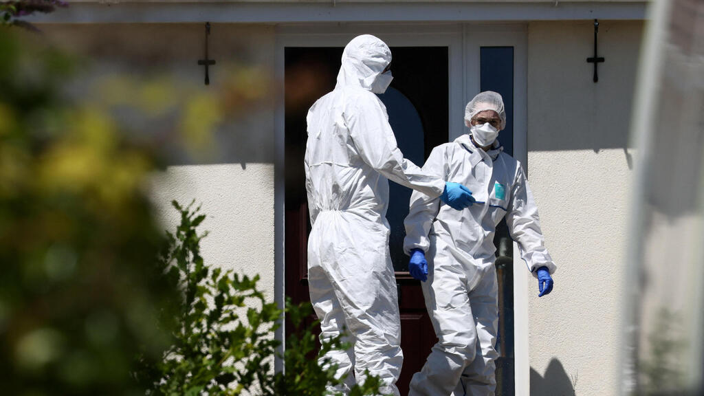 Forensic investigators at the house, where her caregiver found her body (Photo: REUTERS/Jack Taylor) בריטניה שרה לשעבר אן ווידקומב נרצחה ליד הבית שבו נרצחה