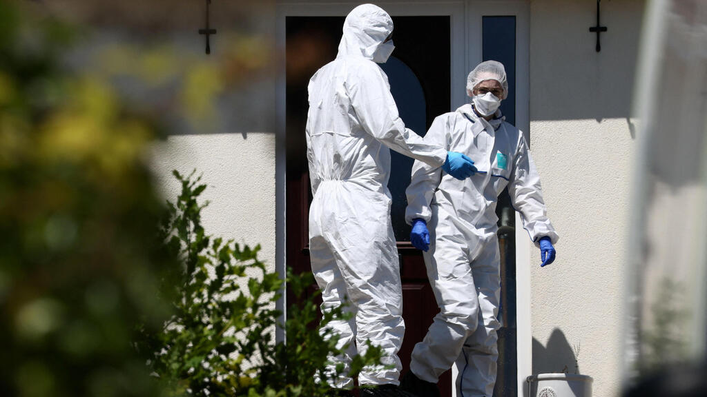 Forensic officers collect evidence at the scene; efforts to contact her continued into the night ( Photo: Jack Taylor/Reuters) בריטניה שרה לשעבר אן ווידקומב נרצחה ליד הבית שבו נרצחה