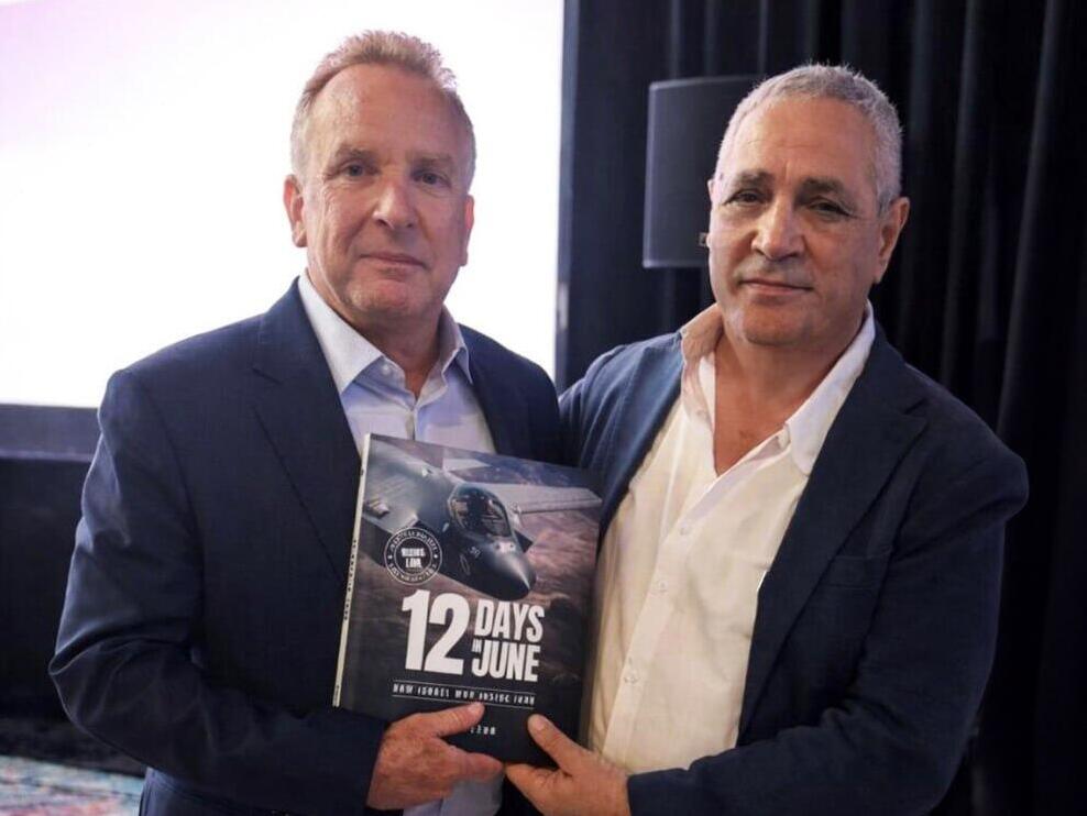 Sion presents the book to Witkoff (Photo: Hilik Sion) הגנרל קורילה וסטיב וויטקוף