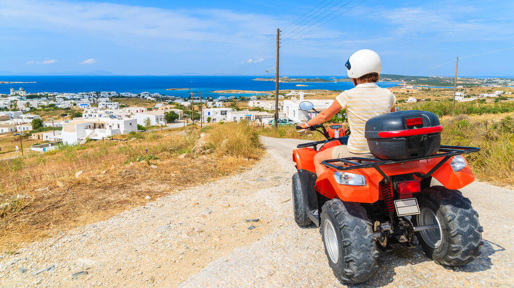Квадроцикл на острове Парос (Фото: shutterstock) טרקטורון באי פארוס, יוון
