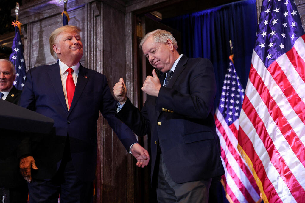 Graham with Trump, in 2013. Even the Capitol riots didn't stop the alliance (Photo: REUTERS/Shannon Stapleton) לינדזי גרהאם ארכיון עם טראמפ ינואר 2023