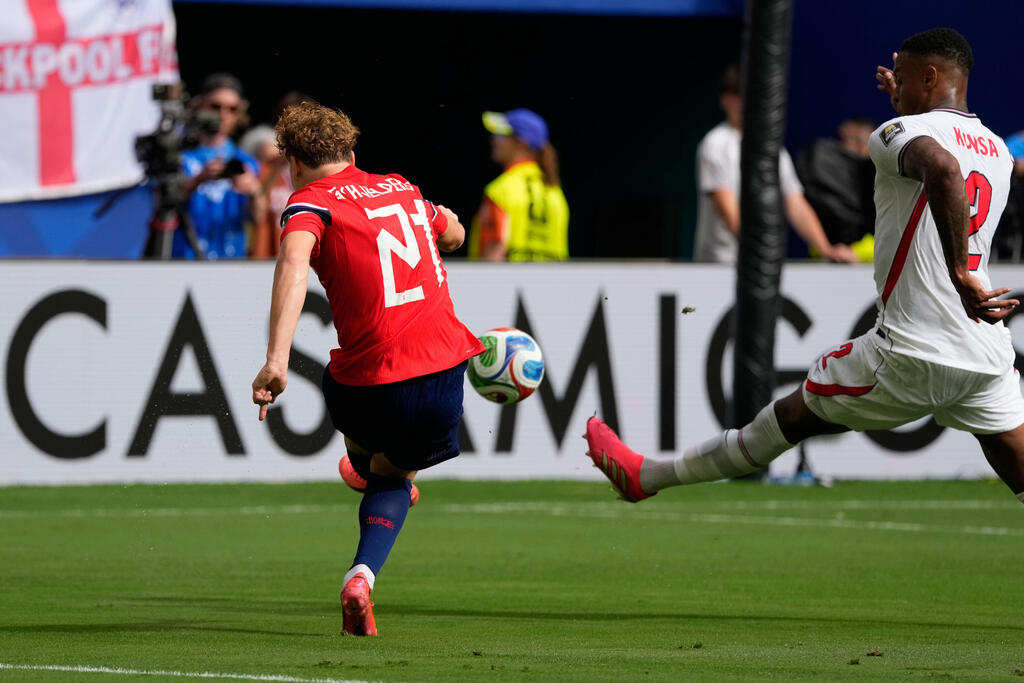 Andreas Schjelderup scores against England (Photo: AP Photo/Chris Carlson) אנדריאס שלדרופ כובש נגד אנגליה