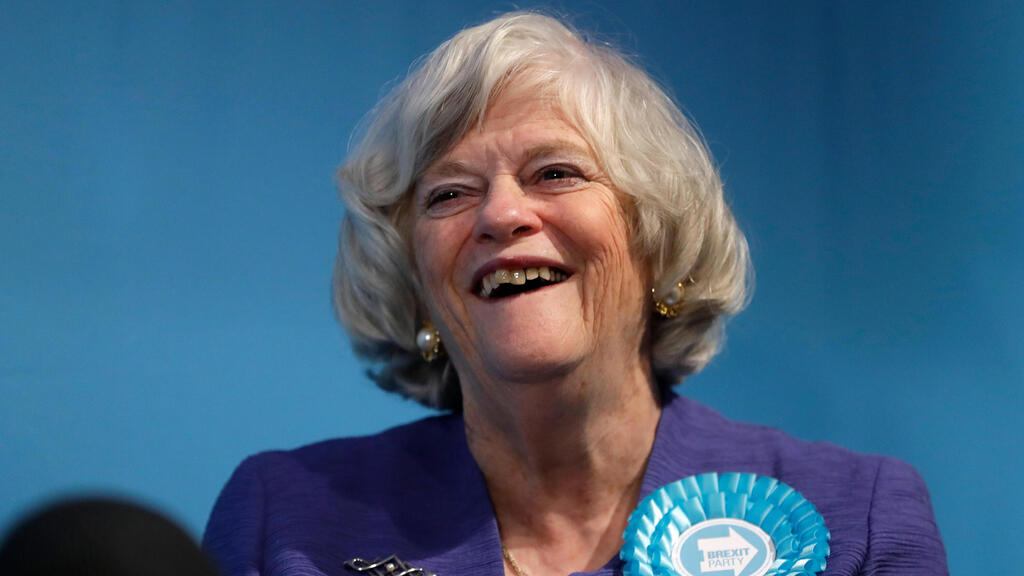 Former government minister and prominent conservative figure Ann Widdecombe (Photo: AP Photo/Kirsty Wigglesworth) בריטניה שרה לשעבר אן ווידקומב נרצחה