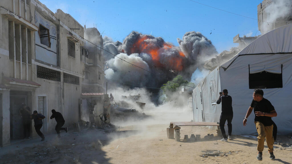 Footage of an IDF strike in Gaza last week (Photo: Ahmad Hasaballah/Getty Images) תקיפה בעזה