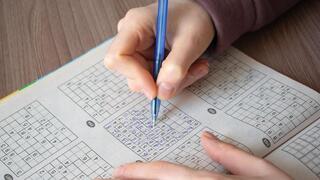 אישה פותרת סודוקו
