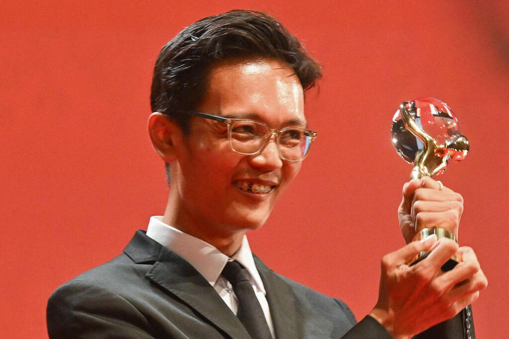 Aung Phyoe (Photo: MICHAL CIZEK/AFP) הבמאי אונג פיואה