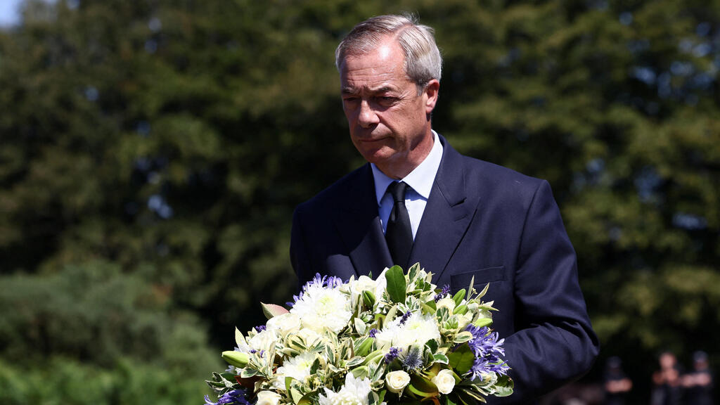 Nigel Farage lays flowers near Widdecombe’s home over the weekend (Photo: REUTERS/Jack Taylor) בריטניה שרה לשעבר אן ווידקומב נרצחה נייג'ל פראג' מניח פרחים ליד ביתה
