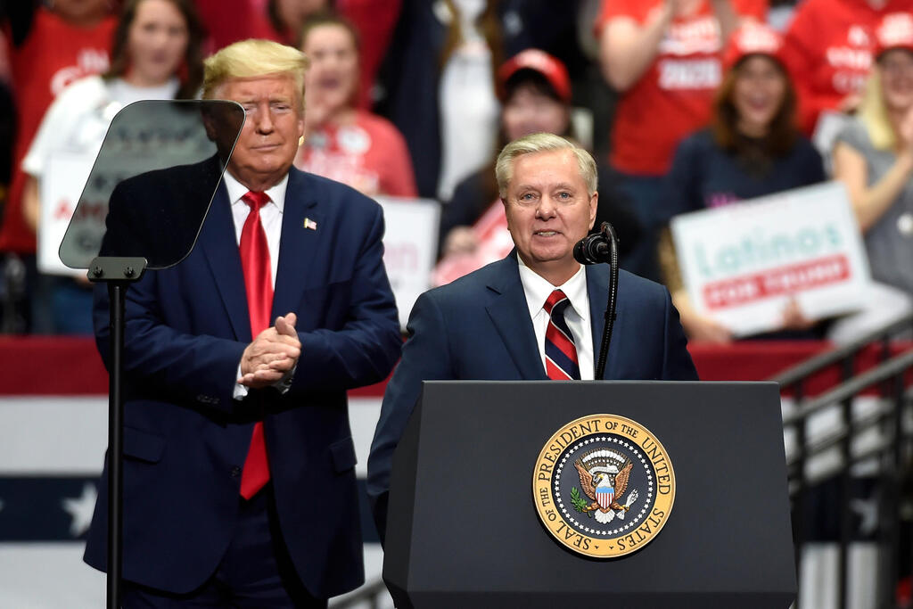Graham with the president in 2020. 'Can we move forward without President Trump? The answer is no' (Photo: AP Photo/Mike McCarn) לינדזי גרהאם ארכיון עם טראמפ בעצרת בחירות 2020