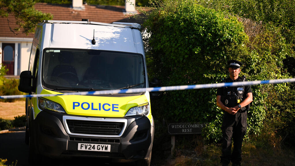 One suspect was released and another arrested; police near Widdecombe’s home (Photo: Finnbarr Webster/Getty Images) בריטניה שרה לשעבר אן ווידקומב נרצחה ליד הבית שבו נרצחה