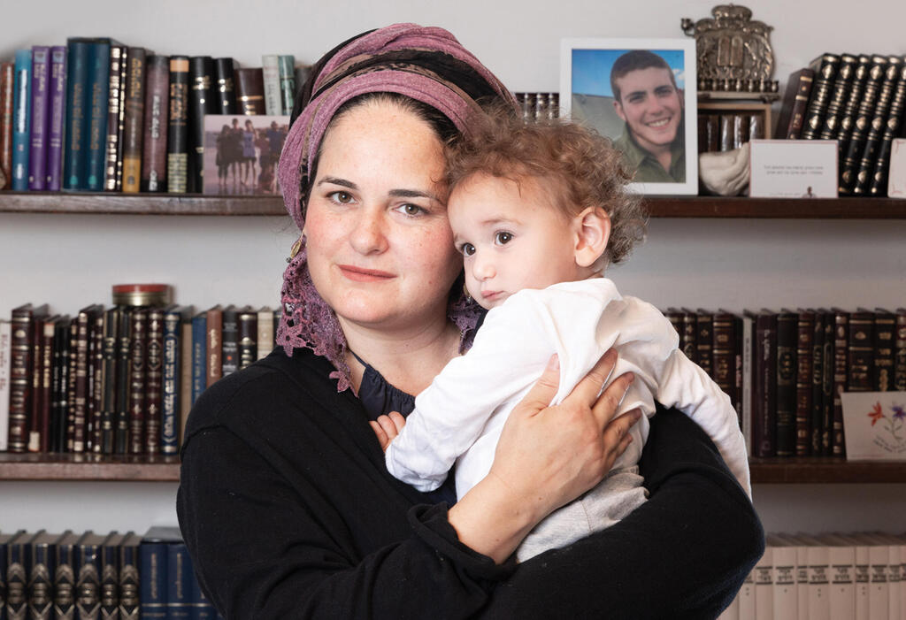 Yael Serlin, an artist, art lecturer and mother of seven children (Photo: Alex Kolomoisky) יעל סרלין ובנה בנימין