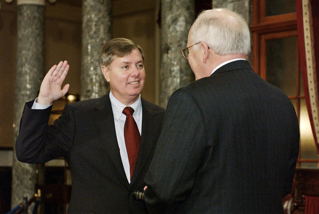 Lindsey Graham sworn in to the Senate in 2003 (Photo: AP Photos/Evan Vucci) לינדזי גרהאם ארכיון מושבע לסנאט ב-2003