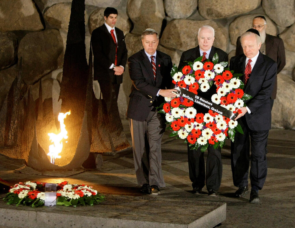 Graham lays a wreath at Yad Vashem, in 2008, alongside Senators John McCain and Joe Lieberman (Photo: REUTERS/Peter Andrews) ארכיון לינדזי גרהם מניח זר פרחים ב יד ושם בביקור בישראל ב-2008 יחד עם הסנאטורים ג'ון מקיין ו ג'ו ליברמן