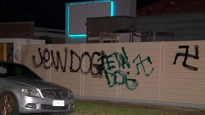 The graffiti sprayed on Saturday morning (Photo: South Australian television footage) הכתובות שרוססו בשבת בבוקר