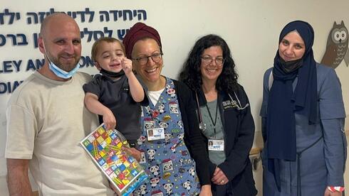 מימין לשמאל: האם סאג'דה שוויקי, ד"ר אפרת בן שלום, האחות ידידה רבי, יוסף ואביו נאדר