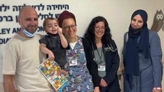 מימין לשמאל: האם סאג'דה שוויקי, ד"ר אפרת בן שלום, האחות ידידה רבי, יוסף ואביו נאדר