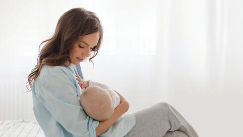 השורה התחתונה היא תמיד הנוחות שלך, השקט הנפשי שלך וכמובן גם היכולת. גם הנקה חלקית, משולבת או קצרת מועד היא מבורכת, ומעניקה לתינוק יתרונות עצומים 