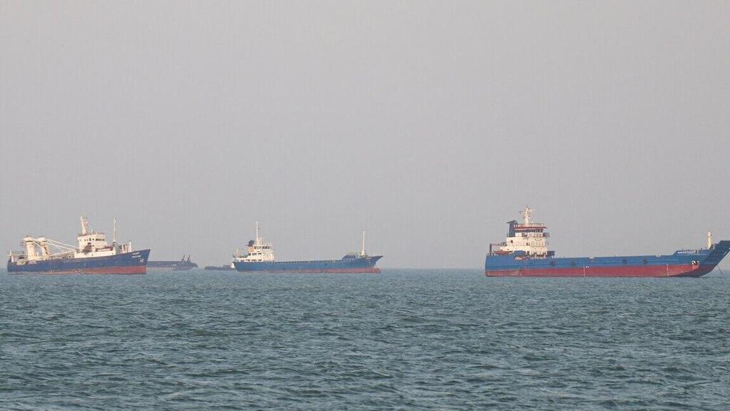Ships in the Strait of Hormuz מצר הורמוז איראן מעבר ספינות כלי שייט