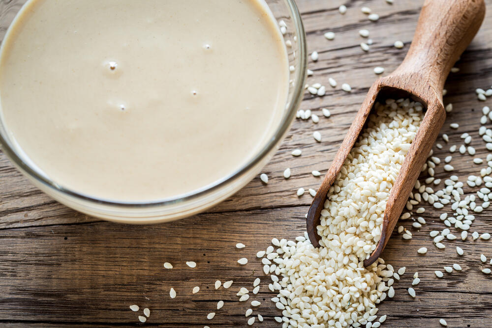 Tahini (Photo: Alexander Prokopenko / shutterstock) טחינה