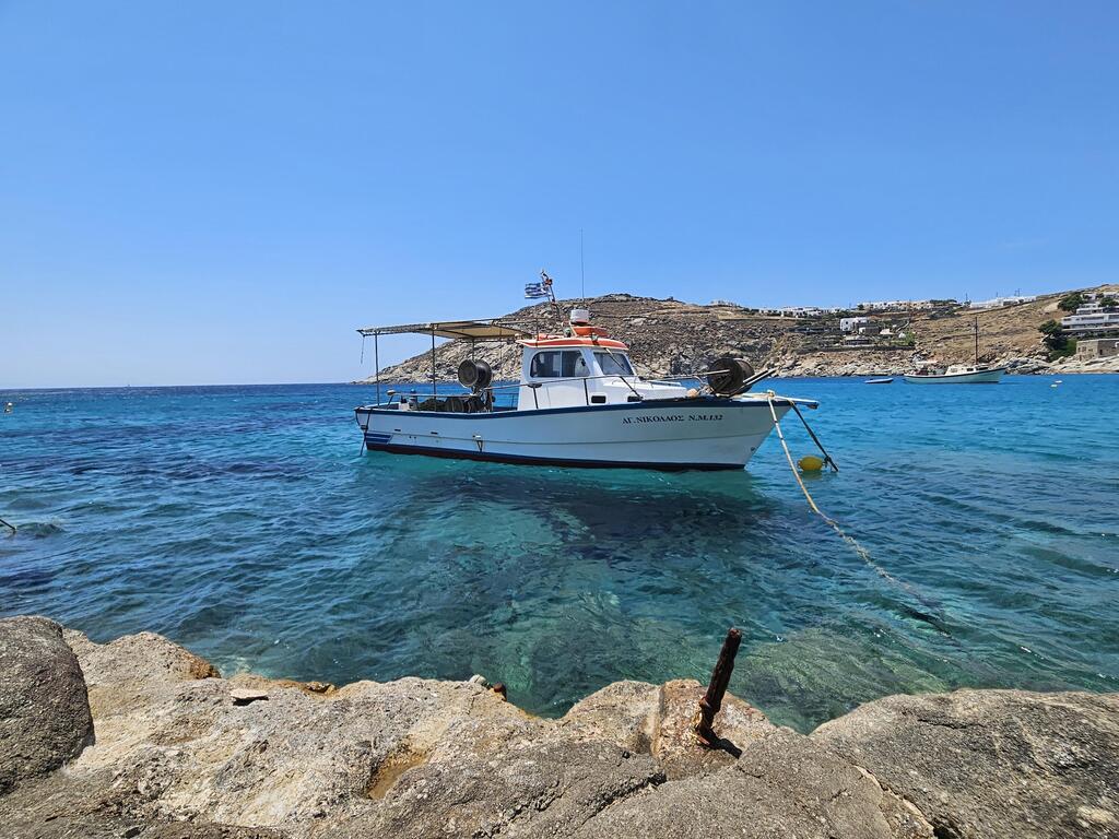 Mykonos, a yacht in one of the bays (Photo: Yael Garty) מיקונוס, יאכטה באחד המפרצים. כן, הנוף הזה אמיתי