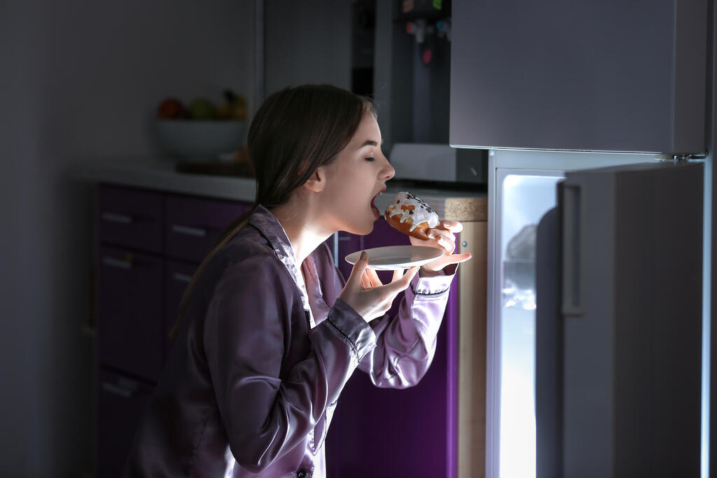 Sugar consumption disrupts the feeling of fullness (Photo: Shutterstock) אכילה לילית