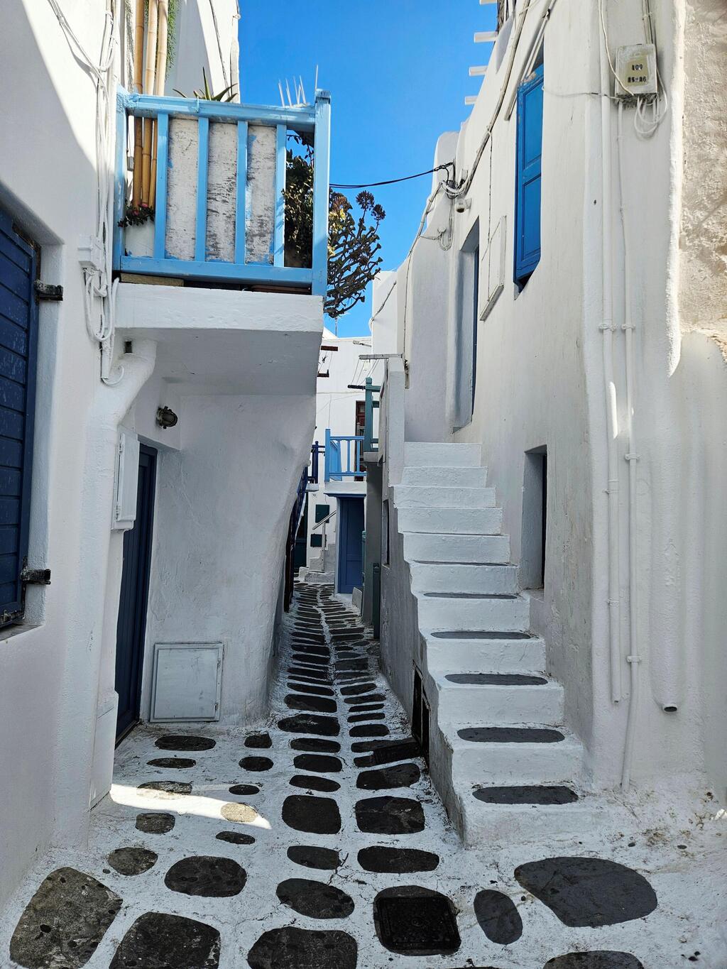 Mykonos’ old town, a touristy but beautiful and magical area that should not be missed (Photo: Yael Garty) מיקונוס, העיר העתיקה. אזור תיירותי, אבל יפהפה וקסום, לא להחמיץ