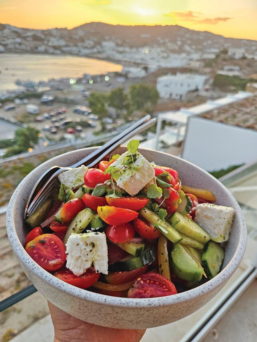 The hotel restaurant, where the Greek salad is exceptionally fresh (Photo: Yael Garty) מיקונוס, מסעדת המלון. הסלט היווני טרי למופת