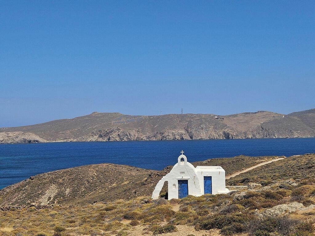 Mykonos, a picturesque church set into the landscape (Photo: Yael Garty) מיקונוס. כנסייה ציורית נעוצה בנוף