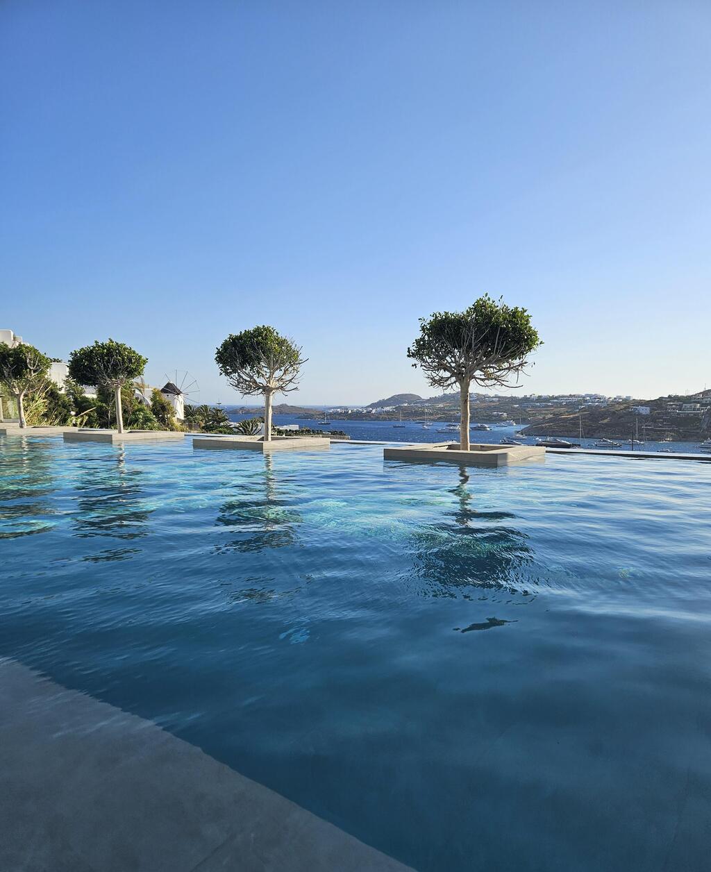 The infinity pool at Once in Mykonos hotel (Photo: Yael Garty) מיקונוס, בריכת האינסוף במלון Once In Mykonos. מלון למבוגרים בלבד