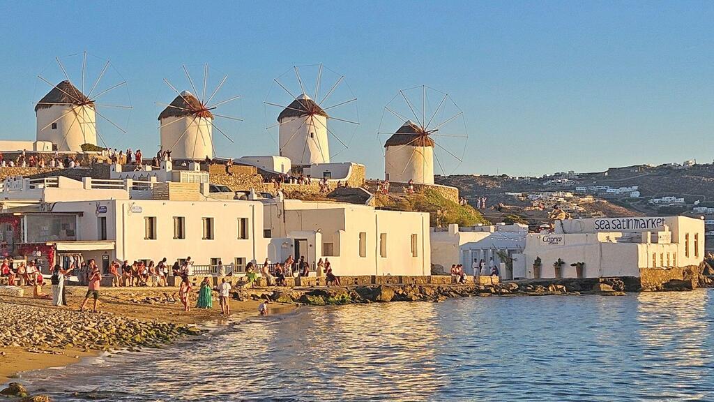 Mykonos’ famous windmills, located near the Little Venice area (Photo: Yael Garty) מיקונוס. טחנות הרוח המפורסמות הממוקמות סמוך לאזור "ונציה הקטנה"
