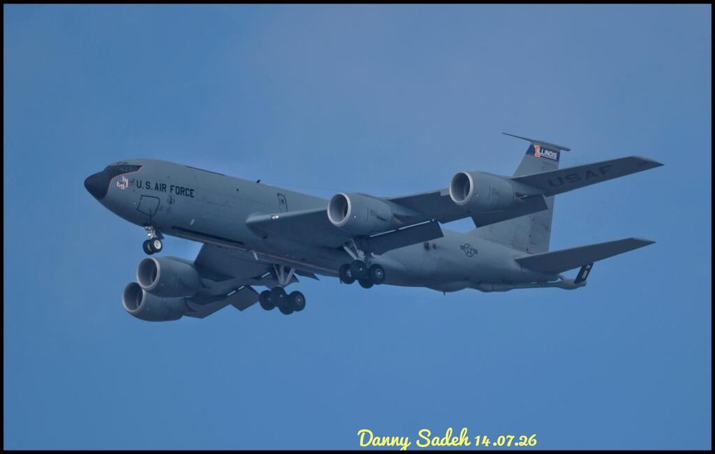 American refueling plane approaching Ben-Gurion Airport this morning (Photo: Dani Sadeh) מטוס תדלוק אמריקני לקראת נחיתה בנתב"ג