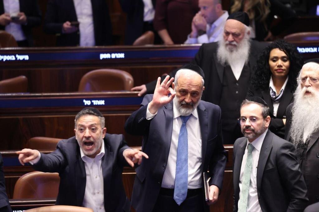 Ultra-Orthodox lawmakers in Knesset (Photo: Alex Kolomoisky) אריה דרעי בהצבעה במליאה