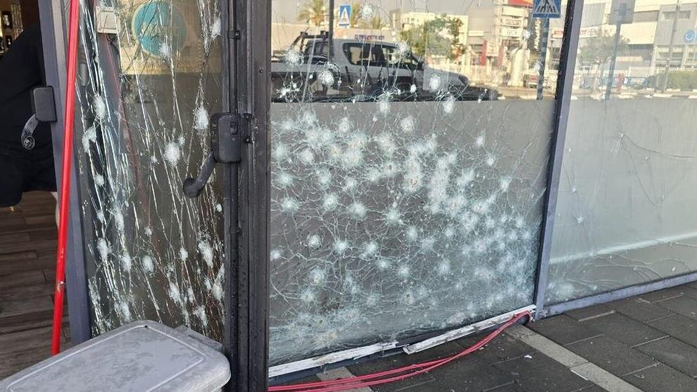 A grenade thrown at a Japanika branch in Afula sparked a fire רימוך הושלך לעבר סניף ג'פניקה בעפולה וגרם לשריפה