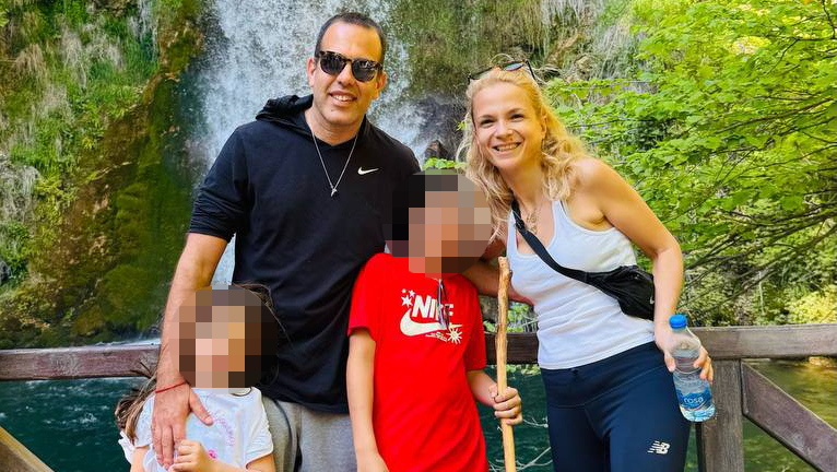 Ira Gomershtat Levy with her husband and kids אירה גומרשטט לוי עם בעלה ושני ילדיה