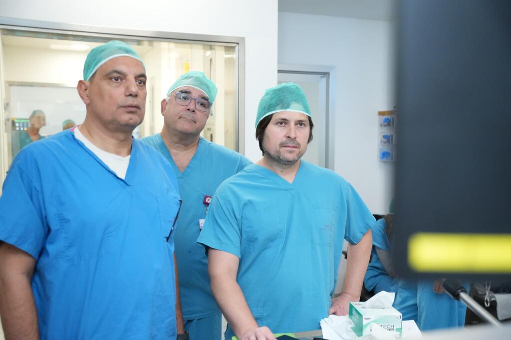 From right: Alex Volovik, co-founder and chief scientific officer; Dr. Aleksander Kravtsov, a senior physician in Rambam’s Department of Urology; and Shmuel Ben-Ezra, CEO of NINA Medical (Photo: Rambam Health Care Campus) מימין: אלכס וולוביק, מייסד שותף ומנהל מדעי, ד"ר אלכסנדר קרבצוב, רופא בכיר במחלקה האורולוגית ברמב"ם ושמואל בן עזרא, מנכ"ל נינה מדיקל