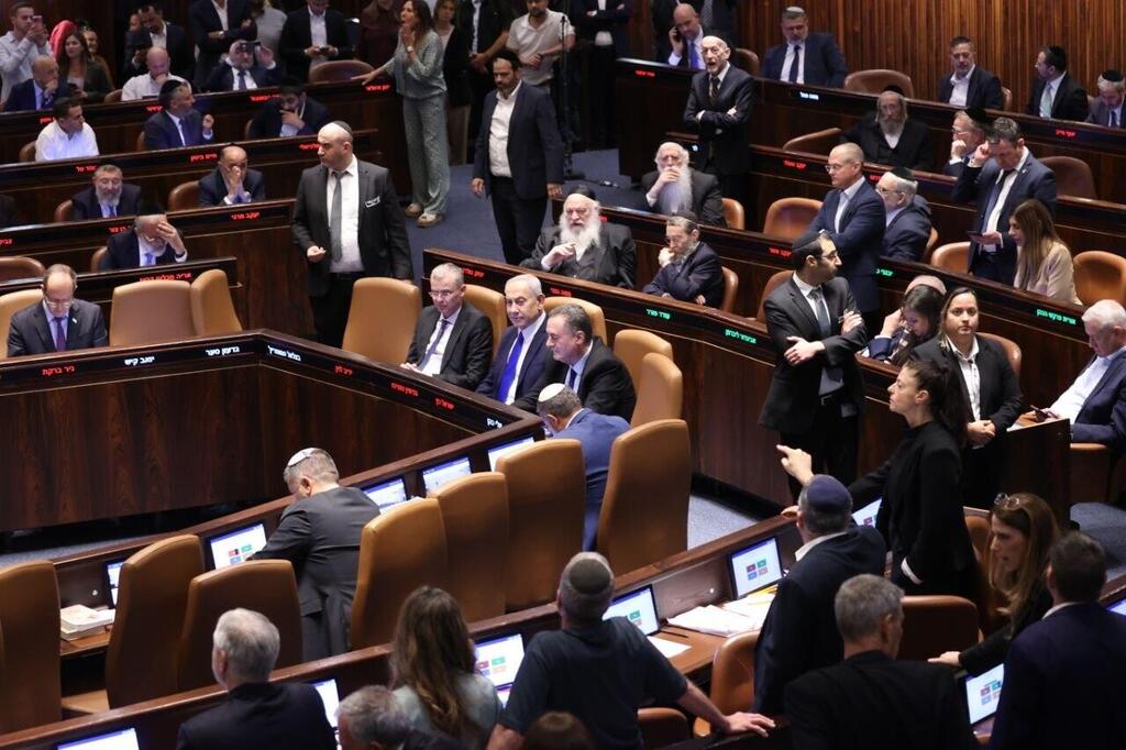 The Knesset plenum (Photo: Alex Kolomoisky) הצבעה לחוק שירות ביטחון במליאת הכנסת
