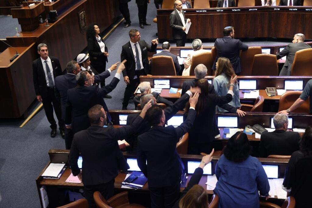 Opposition lawmakers call out 'Shame, shame' (Photo: Alexander Kolomoisky) הצבעה לחוק שירות ביטחון במליאת הכנסת