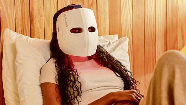 TheraFace Mask Glo של ,Therabody 1,450 שקל