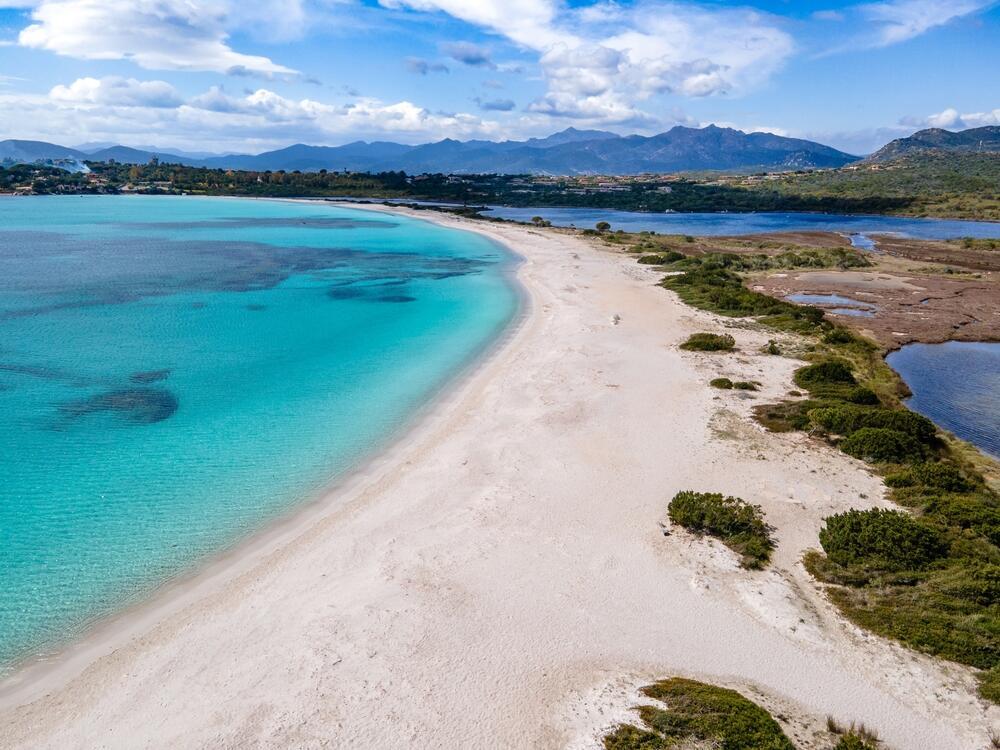 Lu Impostu beach, near San Teodoro on the Italian island of Sardinia (Photo: Marisa Estivill / Shutterstock) חוף לו אימפוסטו, סמוך לעיירה סן תאודורו שבאי סרדיניה, איטליה.