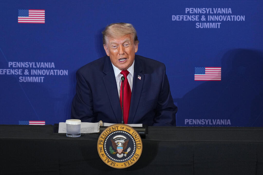 Trump, at a conference in Pennsylvania: 'Iran will be defeated very soon' (Photo: Matt Rourke/AP) נשיא ארה"ב דונלד טראמפ ביקור במכללה צבאית ב פנסילבניה