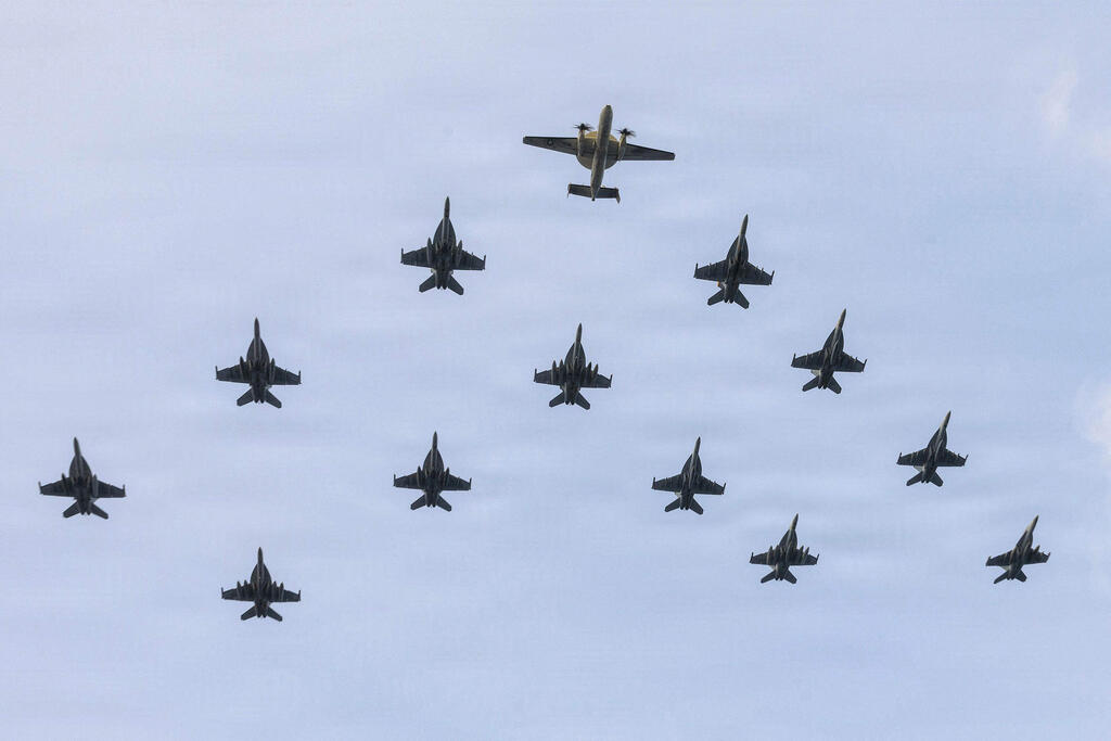 US military aircraft in the Middle East (Photo: AFP PHOTO / US NAVY / NAVCENT PUBLIC AFFAIRS) מטוסי קרב של צבא ארה"ב ב הים הערבי בצילום מ-30 ביוני בצל המתיחות מול איראן